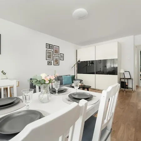 W Centrum Wroclawia Tuz Przy Rynku Z Biurkiem Do Pracy Zdalnej By Renters Apartment