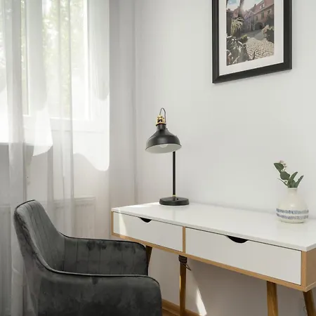 W Centrum Wroclawia Tuz Przy Rynku Z Biurkiem Do Pracy Zdalnej By Renters Wroclaw